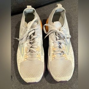 Brooks Levitate 3 women’s running shoes, size 8
